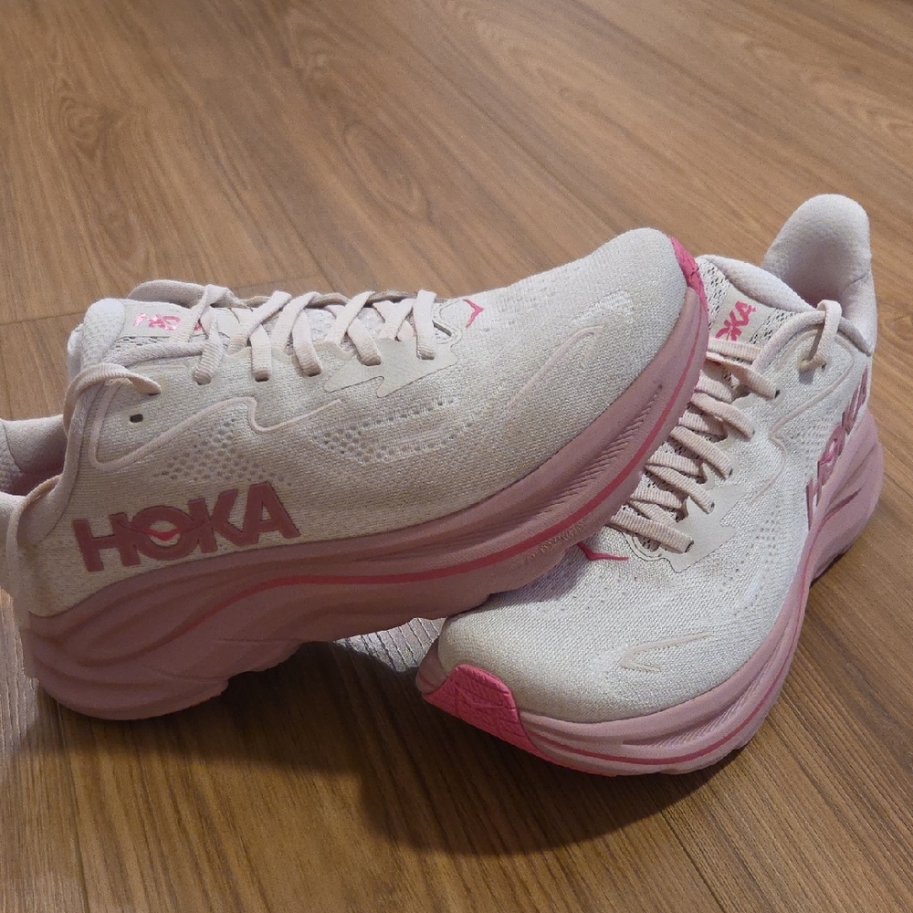 Women's Hoka Clifton 10 Size 9.5, Cream And Pink